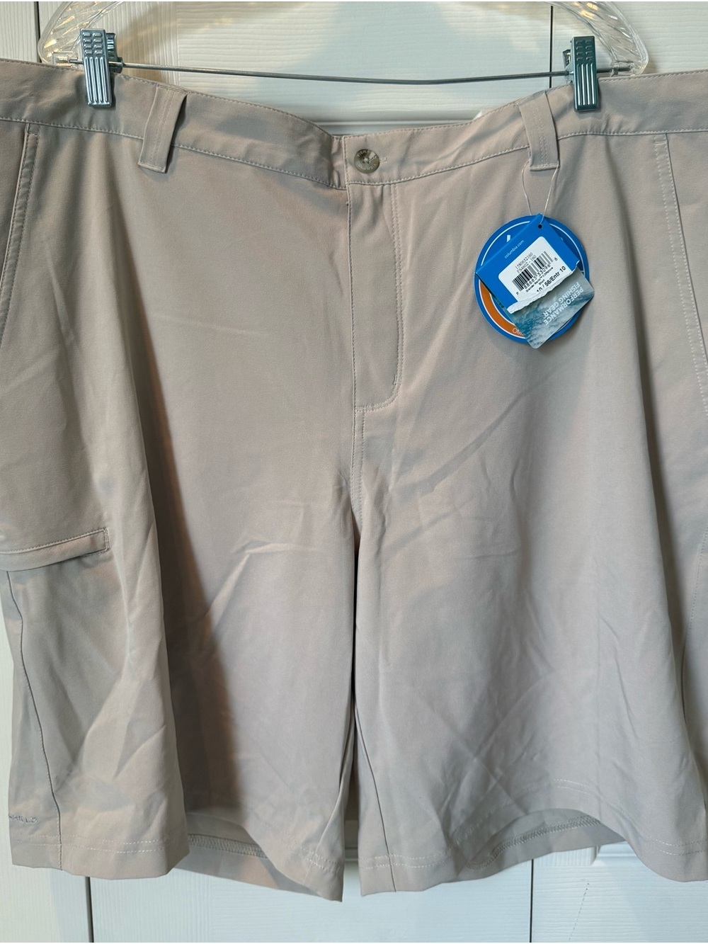 # Men's Columbia Cargo Shorts in Light Tan (46w x 10l)